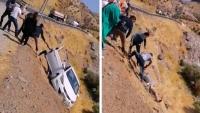 لحظة إنقاذ رجل في اللحظات الأخيرة قبل سقوط سيارته في جرف عميق(فيديو)